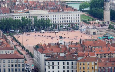 Découvrir la ville autrement : pourquoi choisir une visite guidée en Vélo Taxi ?