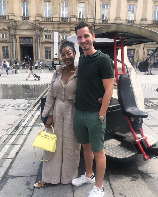 Visiteurs devant le musée des Beaux Arts